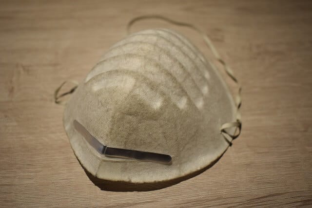 Respirátor pro ochranu při odstraňování plísně.